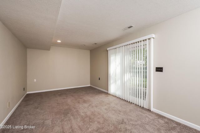 8704 Four Oaks Ct, Jeffersontown, KY 40299