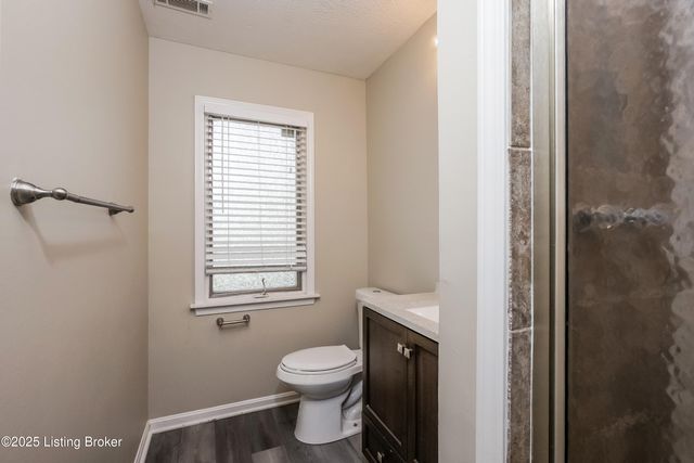 8704 Four Oaks Ct, Jeffersontown, KY 40299