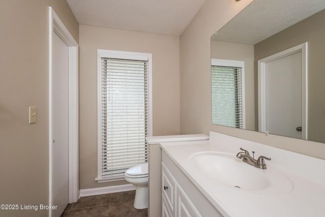 8704 Four Oaks Ct, Jeffersontown, KY 40299