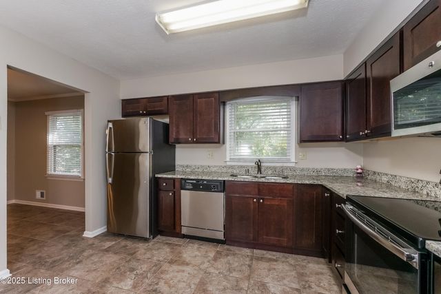 8704 Four Oaks Ct, Jeffersontown, KY 40299