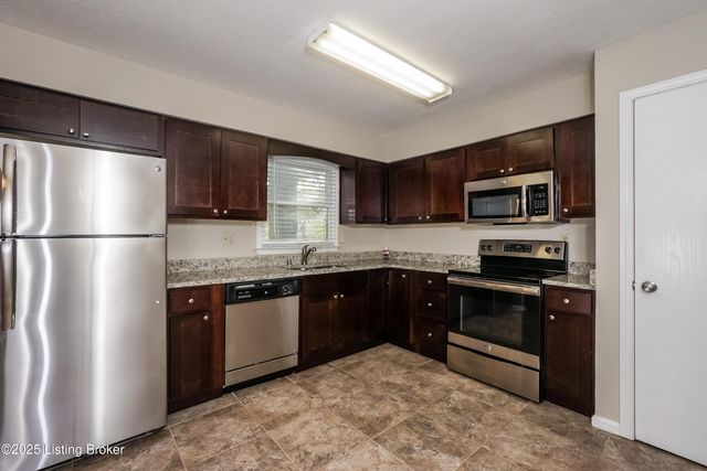 8704 Four Oaks Ct, Jeffersontown, KY 40299