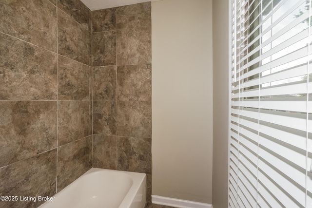 8704 Four Oaks Ct, Jeffersontown, KY 40299