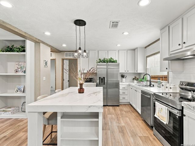 1035 Cypress Dr, Canyon Lake, TX 78133