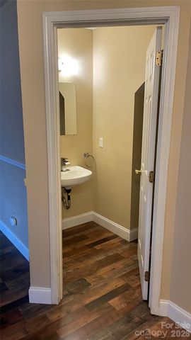 6912 Alanbrook Road, Charlotte, NC 28215