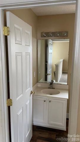 6912 Alanbrook Road, Charlotte, NC 28215