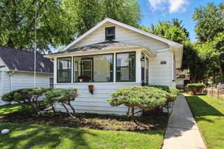 907 W Grove Avenue, Waukegan, IL 60085