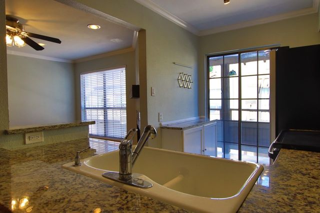 5757 E University Boulevard 23D, Dallas, TX 75206