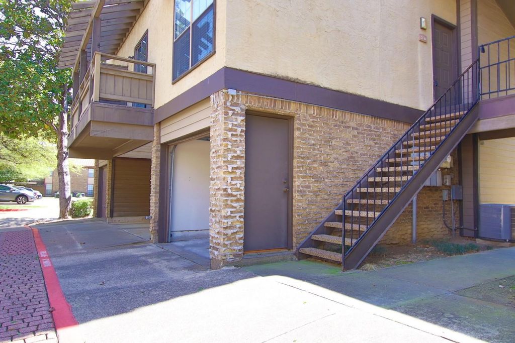 5757 E University Boulevard 23D, Dallas, TX 75206