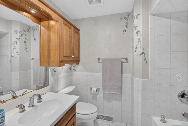 4092 Mary LANE, Cedarburg, WI 53012