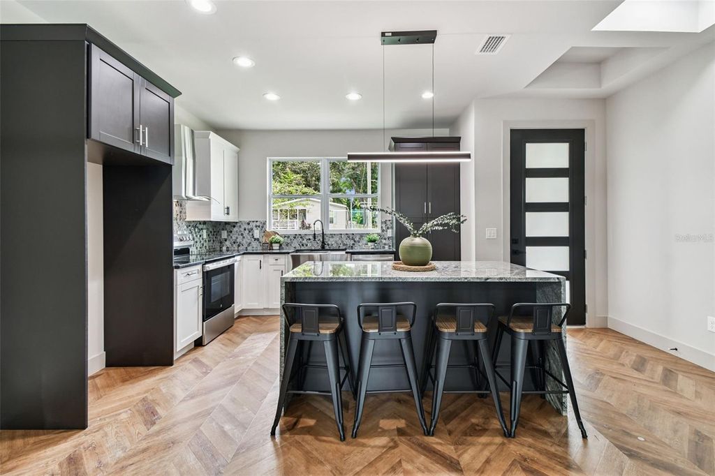 Image 8 of property listing at 7208 N GLEN AVENUE, Tampa, FL 33614