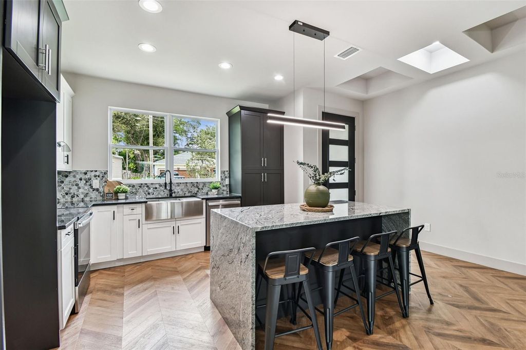 Image 9 of property listing at 7208 N GLEN AVENUE, Tampa, FL 33614