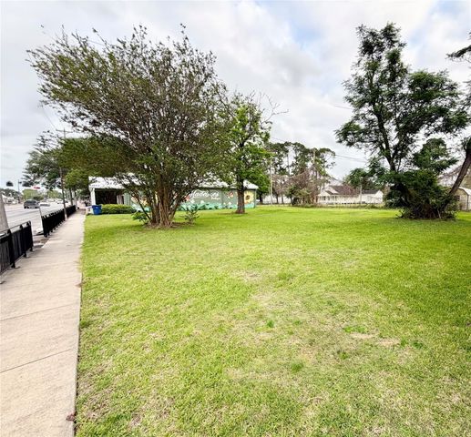 221 E Brazos Avenue, West Columbia, TX 77486