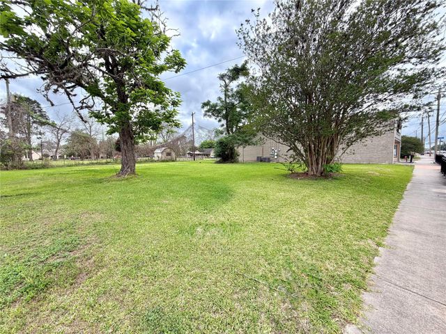 221 E Brazos Avenue, West Columbia, TX 77486