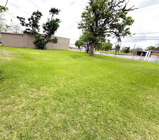 221 E Brazos Avenue, West Columbia, TX 77486