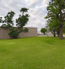 221 E Brazos Avenue, West Columbia, TX 77486
