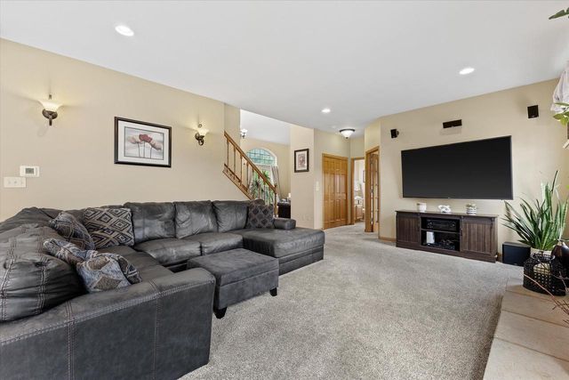 1823 Deer Path, Waukesha, WI 53189