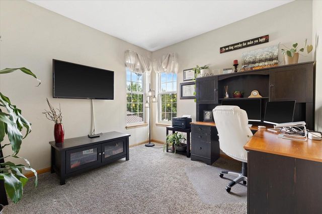 1823 Deer Path, Waukesha, WI 53189