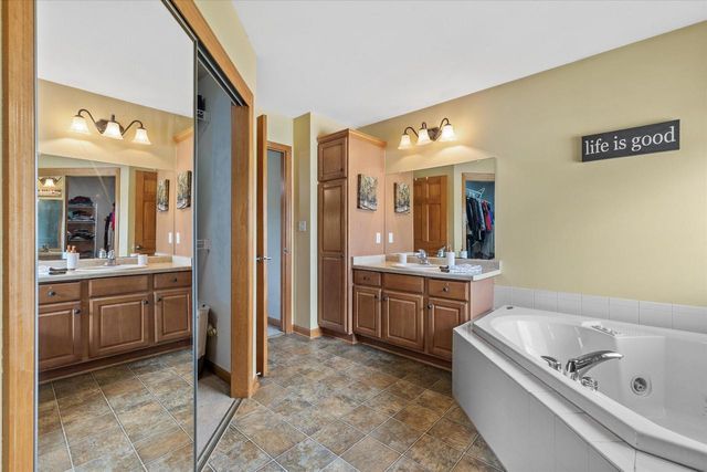 1823 Deer Path, Waukesha, WI 53189