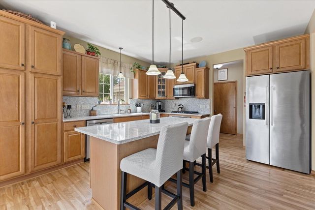 1823 Deer Path, Waukesha, WI 53189