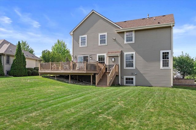1823 Deer Path, Waukesha, WI 53189