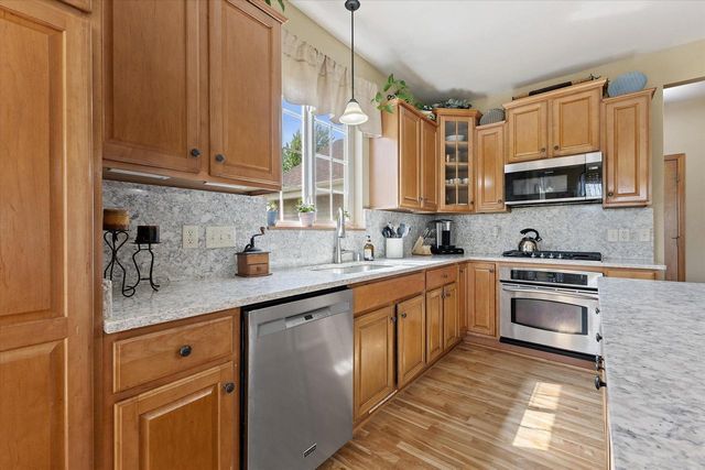 1823 Deer Path, Waukesha, WI 53189