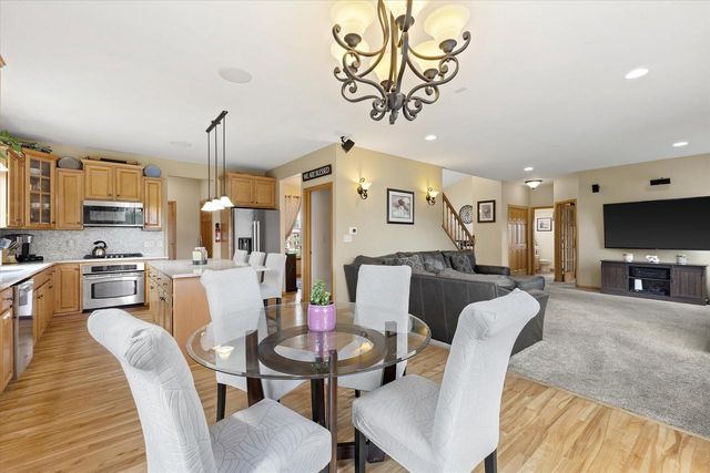 1823 Deer Path, Waukesha, WI 53189