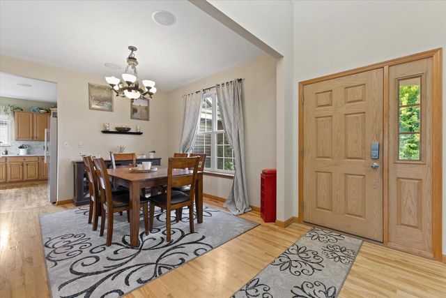 1823 Deer Path, Waukesha, WI 53189