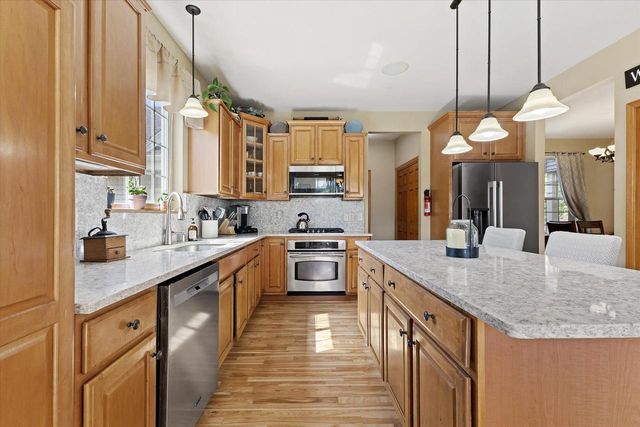 1823 Deer Path, Waukesha, WI 53189