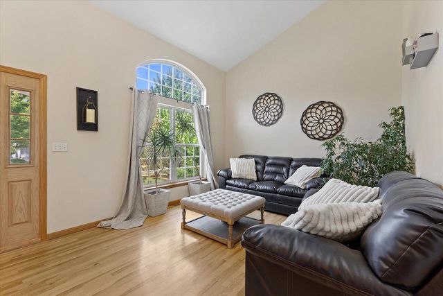 1823 Deer Path, Waukesha, WI 53189