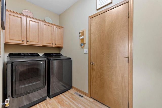 1823 Deer Path, Waukesha, WI 53189