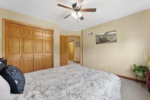 1823 Deer Path, Waukesha, WI 53189