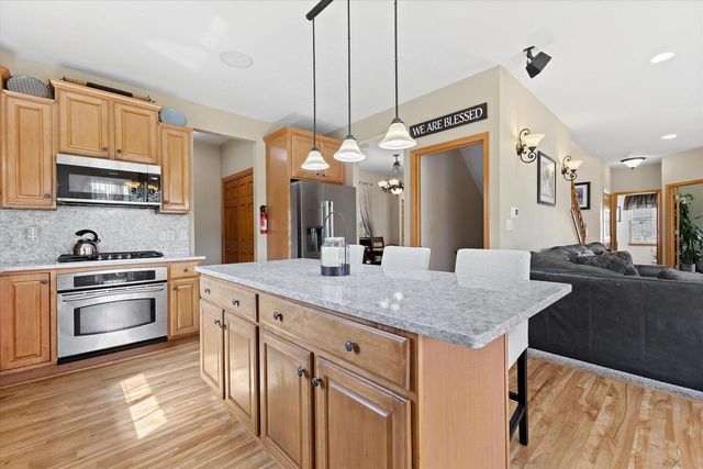 1823 Deer Path, Waukesha, WI 53189