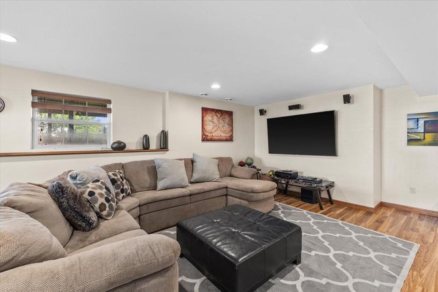 1823 Deer Path, Waukesha, WI 53189
