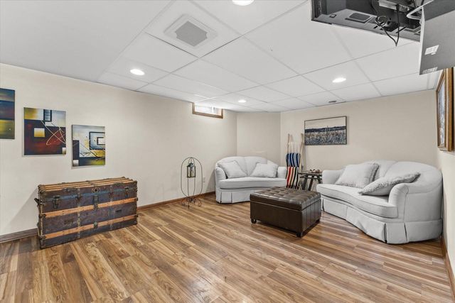 1823 Deer Path, Waukesha, WI 53189