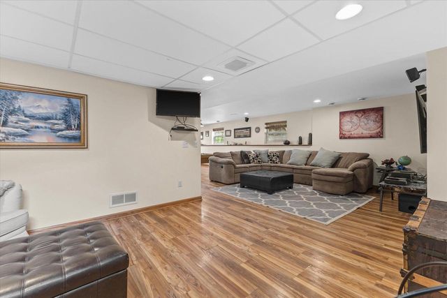 1823 Deer Path, Waukesha, WI 53189