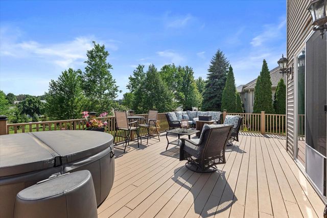 1823 Deer Path, Waukesha, WI 53189