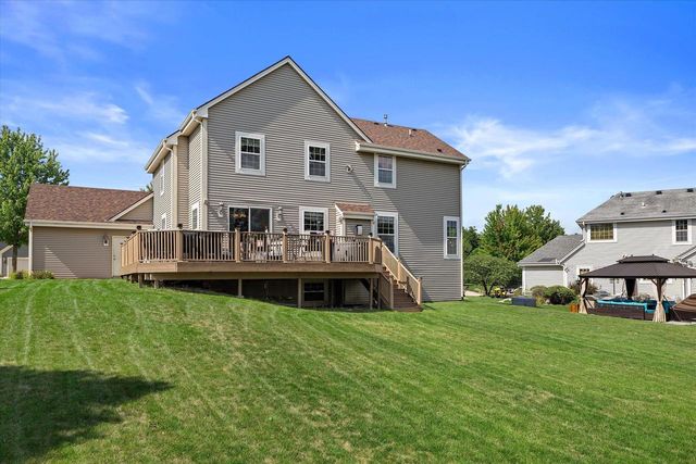 1823 Deer Path, Waukesha, WI 53189