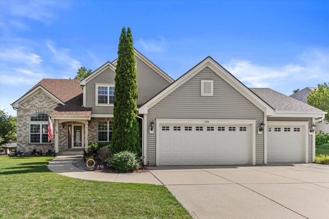 1823 Deer Path, Waukesha, WI 53189