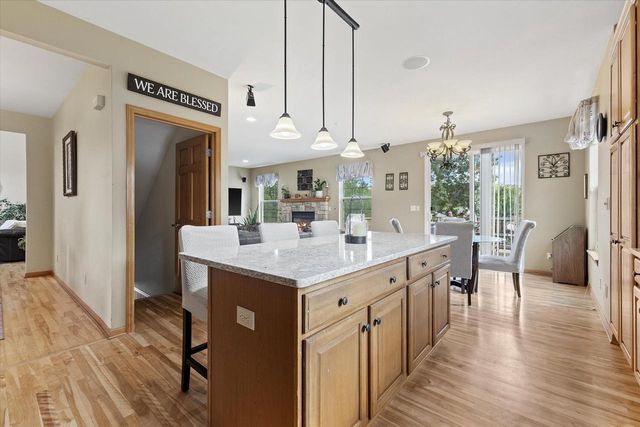 1823 Deer Path, Waukesha, WI 53189
