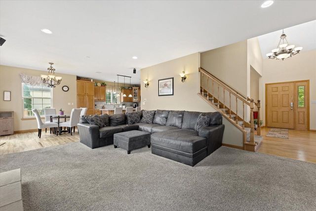 1823 Deer Path, Waukesha, WI 53189