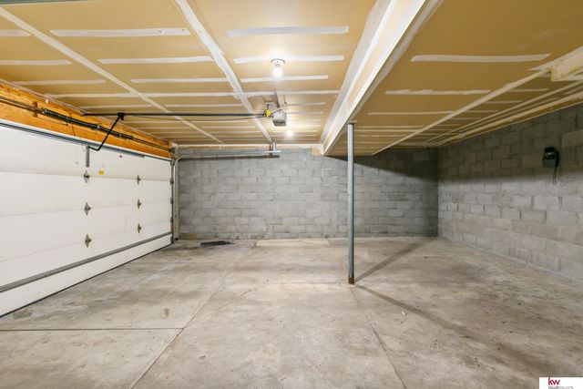 2202 N 166 Street, Omaha, NE 68116