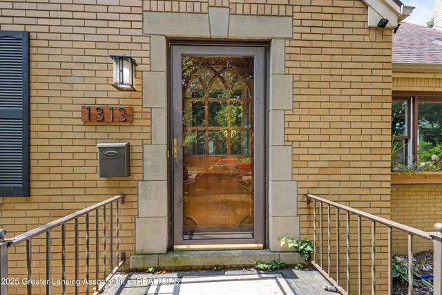 1313 S Genesee Drive, Lansing, MI 48915