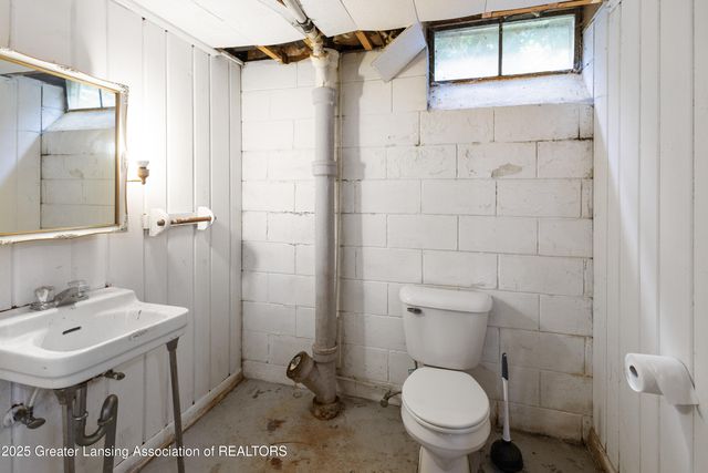 1313 S Genesee Drive, Lansing, MI 48915