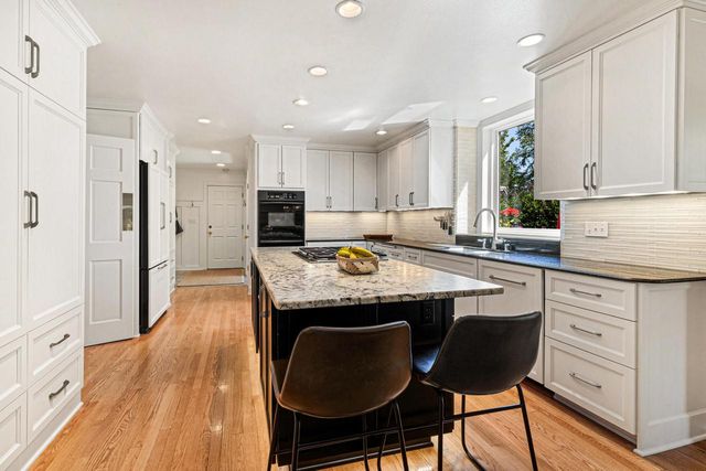 10528 N Haddonstone PLACE, Mequon, WI 53092
