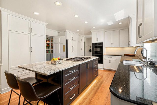 10528 N Haddonstone PLACE, Mequon, WI 53092
