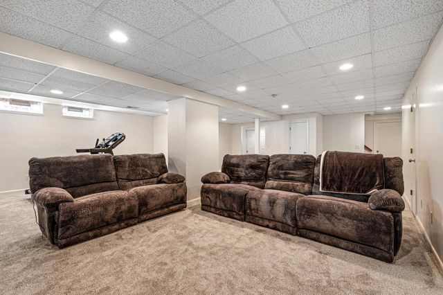 10528 N Haddonstone PLACE, Mequon, WI 53092
