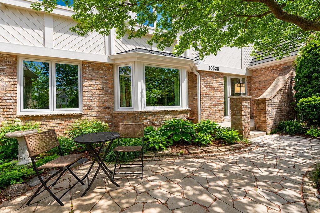 10528 N Haddonstone PLACE, Mequon, WI 53092