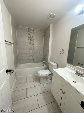 2828 SW 2nd LN, Cape Coral, FL 33991