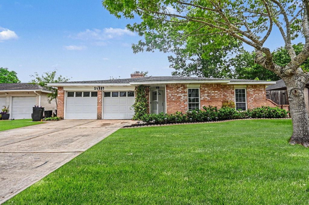 16807 David Glen Drive, Friendswood, TX 77546