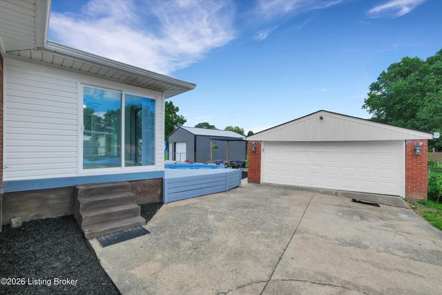 8915 Mapleview Dr, Louisville, KY 40258